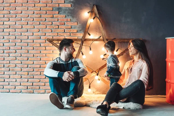 Familia joven divirtiéndose — Foto de Stock