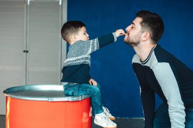 Küçük çocuk ve babası birlikte oynuyorlar.