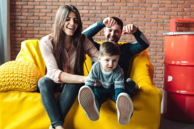 Genç aile eğleniyor.