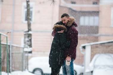 karlı bir sokakta poz Çift