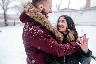 Genç çift kar üzerinde eğleniyor