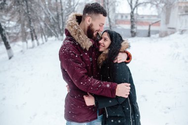 Genç çift kar üzerinde eğleniyor