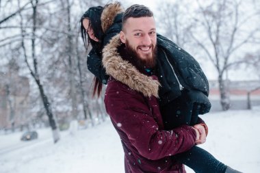 Genç çift kar üzerinde eğleniyor