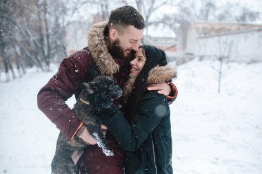 Genç çift kar üzerinde eğleniyor