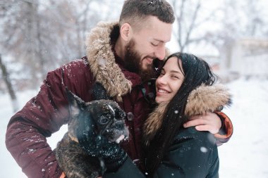 Genç çift kar üzerinde eğleniyor