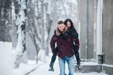 Genç çift kar üzerinde eğleniyor
