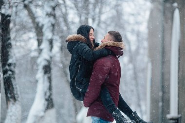 Genç çift kar üzerinde eğleniyor