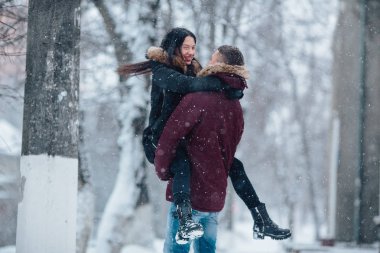 Genç çift kar üzerinde eğleniyor