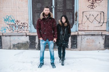 Genç çift kar üzerinde eğleniyor