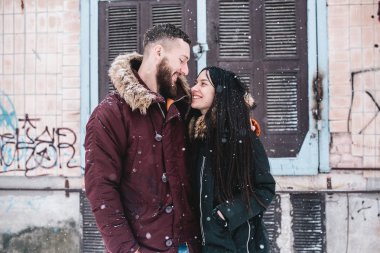 Genç çift kar üzerinde eğleniyor