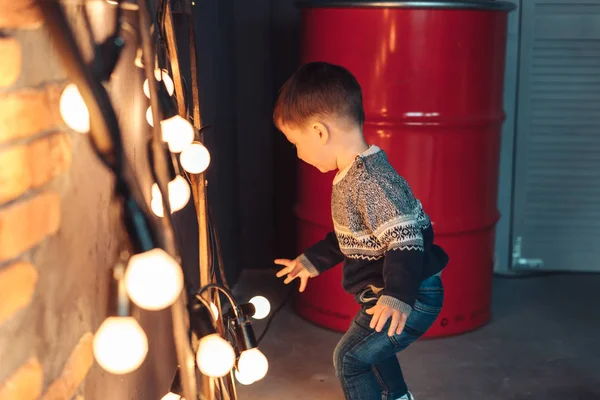 Anak kecil bermain dengan bola lampu — Stok Foto