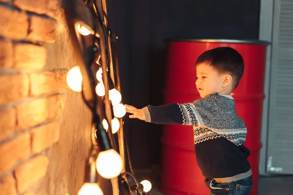 เด็กน้อยเล่นกับหลอดไฟ — ภาพถ่ายสต็อก