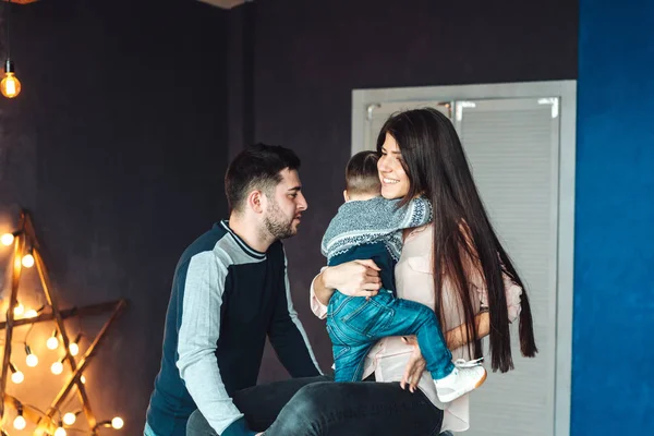 Malý chlapec sedí na židli — Stock fotografie