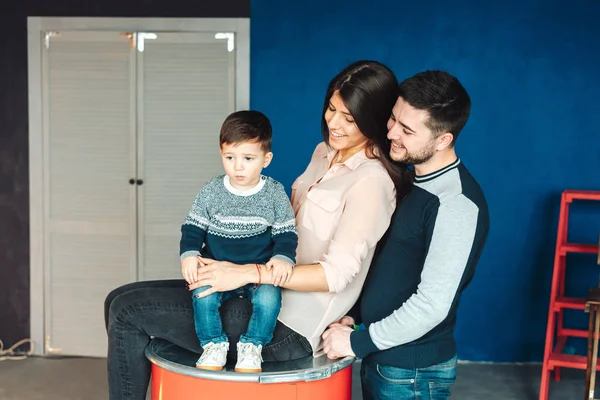 Mladá rodina se baví doma — Stock fotografie