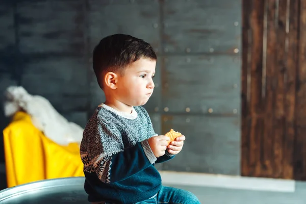 Malý chlapec jíst chutné cookies — Stock fotografie