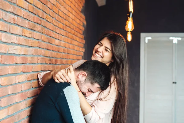 Jovem elegante hipster casal se divertindo — Fotografia de Stock