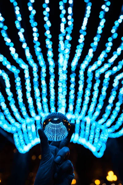 Boule de cristal séjour dans les lumières guirlande bleue — Photo