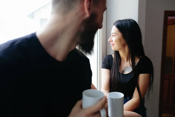 Pareja en el fondo de una ventana —  Fotos de Stock