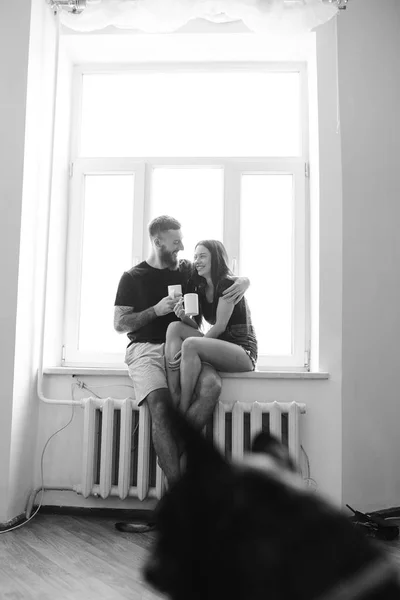 Couple sur le fond d'une fenêtre — Photo