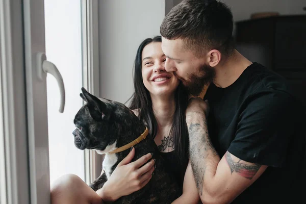 행복 한 부부와 집에 있는 개 — 스톡 사진