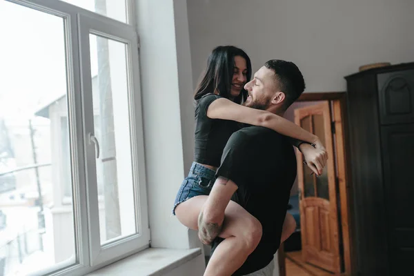 Casal feliz em casa — Fotografia de Stock