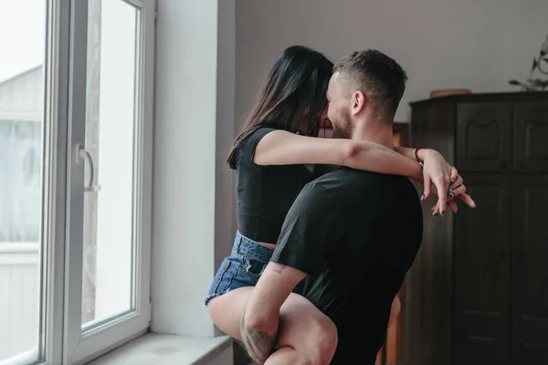 Feliz pareja en casa —  Fotos de Stock