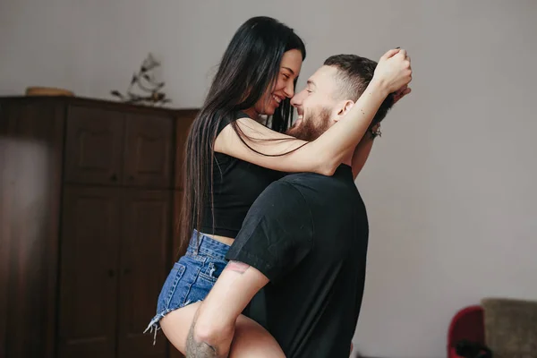 Feliz pareja en casa —  Fotos de Stock