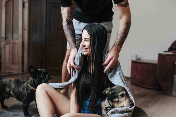 Casal relaxante no chão na sala — Fotografia de Stock