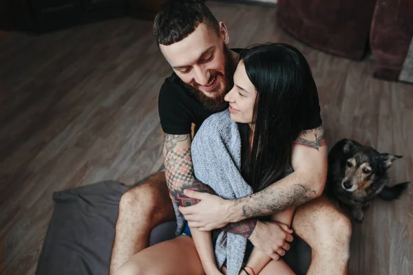 Pareja relajándose en el suelo en la habitación — Foto de Stock