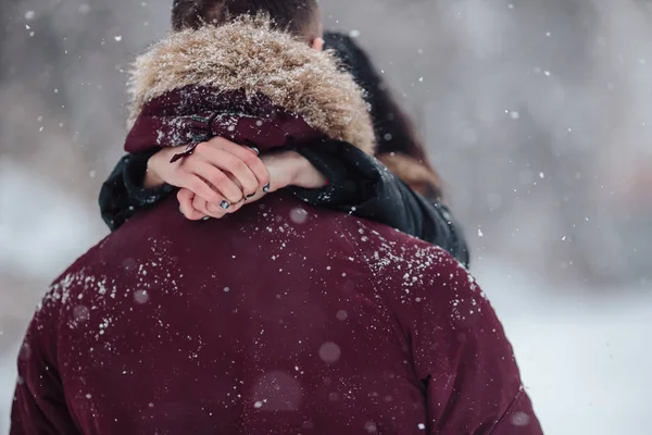 Bonito jovem casal beijando — Fotografia de Stock