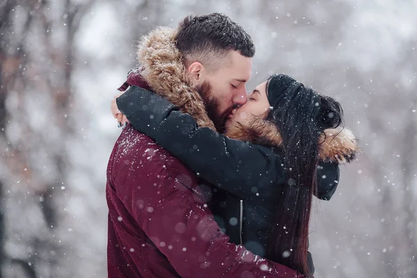 Bonito jovem casal beijando — Fotografia de Stock