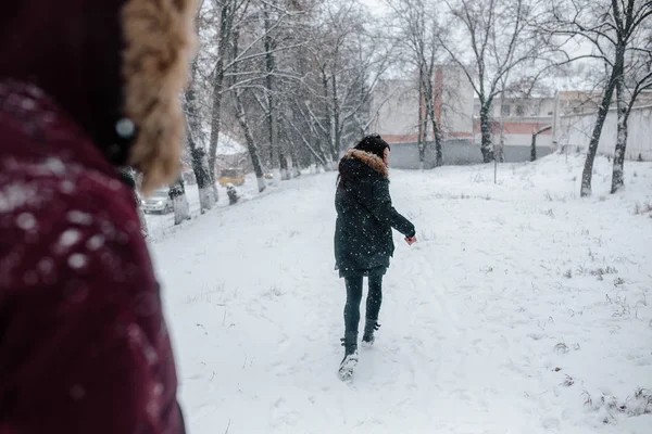 Ungt par att ha kul i snön — Stockfoto