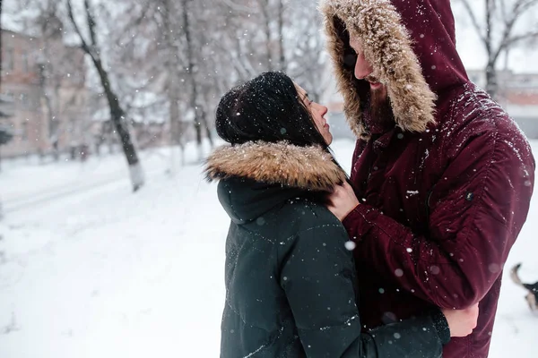 Mladý pár, zábava na sněhu — Stock fotografie