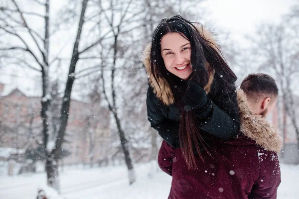 Casal jovem se divertindo na neve — Fotografia de Stock