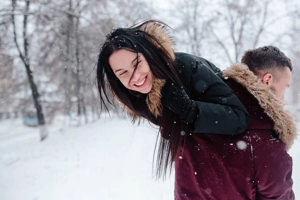 Casal jovem se divertindo na neve — Fotografia de Stock