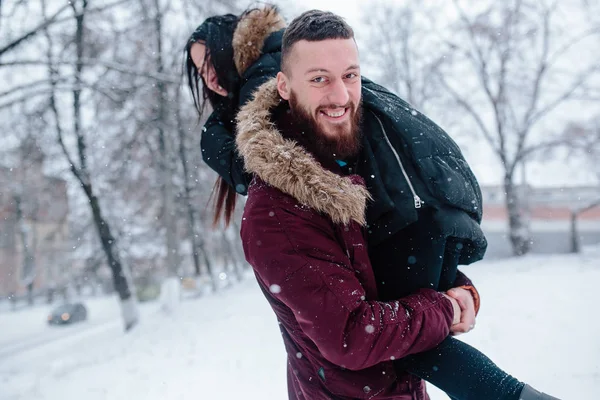 Genç çift kar üzerinde eğleniyor