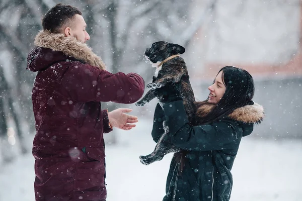 Jong koppel plezier in de sneeuw — Stockfoto