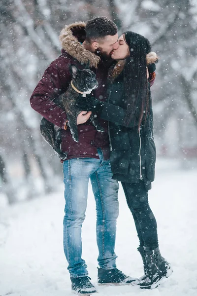 Bonito jovem casal beijando — Fotografia de Stock