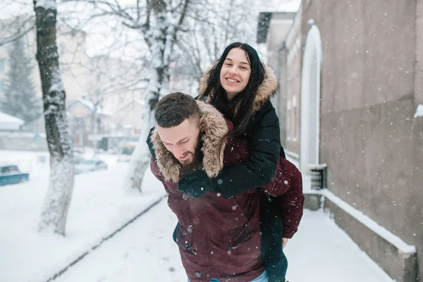 Genç çift kar üzerinde eğleniyor