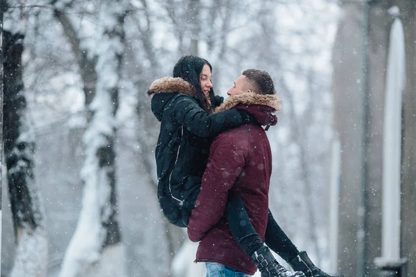 Genç çift kar üzerinde eğleniyor