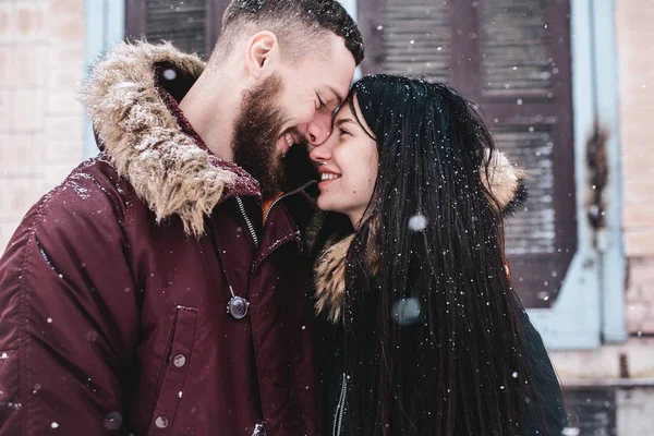 Mladý pár, zábava na sněhu — Stock fotografie