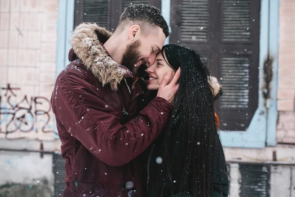 Pareja joven divirtiéndose en la nieve —  Fotos de Stock