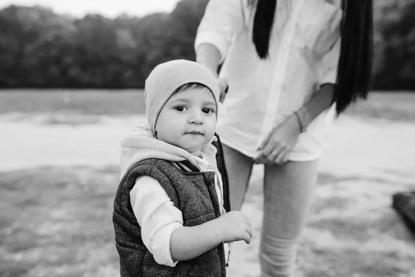 Maminka s preteen dítě chůze venku — Stock fotografie