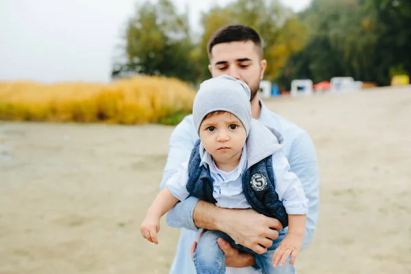 Papa mit kleinem Sohn im Arm — Stockfoto