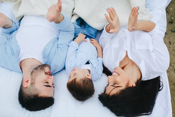 Família feliz relaxando juntos no colchão — Fotografia de Stock