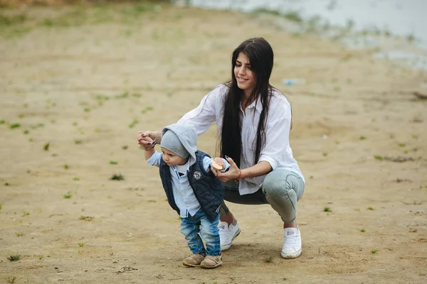 Mamma con bambino preadolescente che cammina all'aperto — Foto Stock