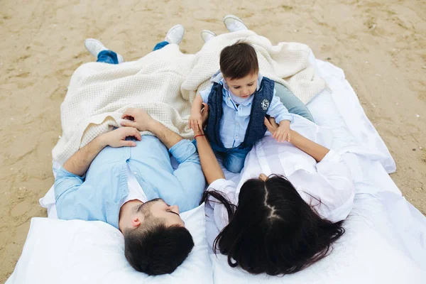 Szczęśliwa rodzina relaksująca się razem na materacu — Zdjęcie stockowe