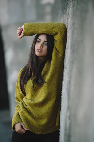 Menina da moda posando contra a parede — Fotografia de Stock