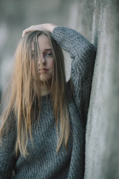 Menina da moda posando contra a parede — Fotografia de Stock