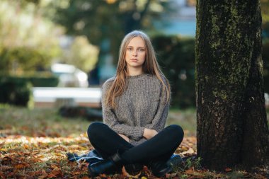 Parkta poz veren moda kızı.